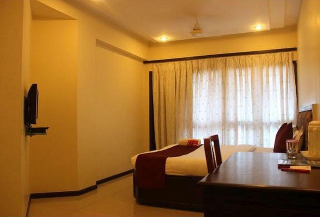 P M Regency Hotel Vadodara Exterior foto